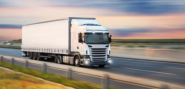 Lkw mit Container auf der Straße